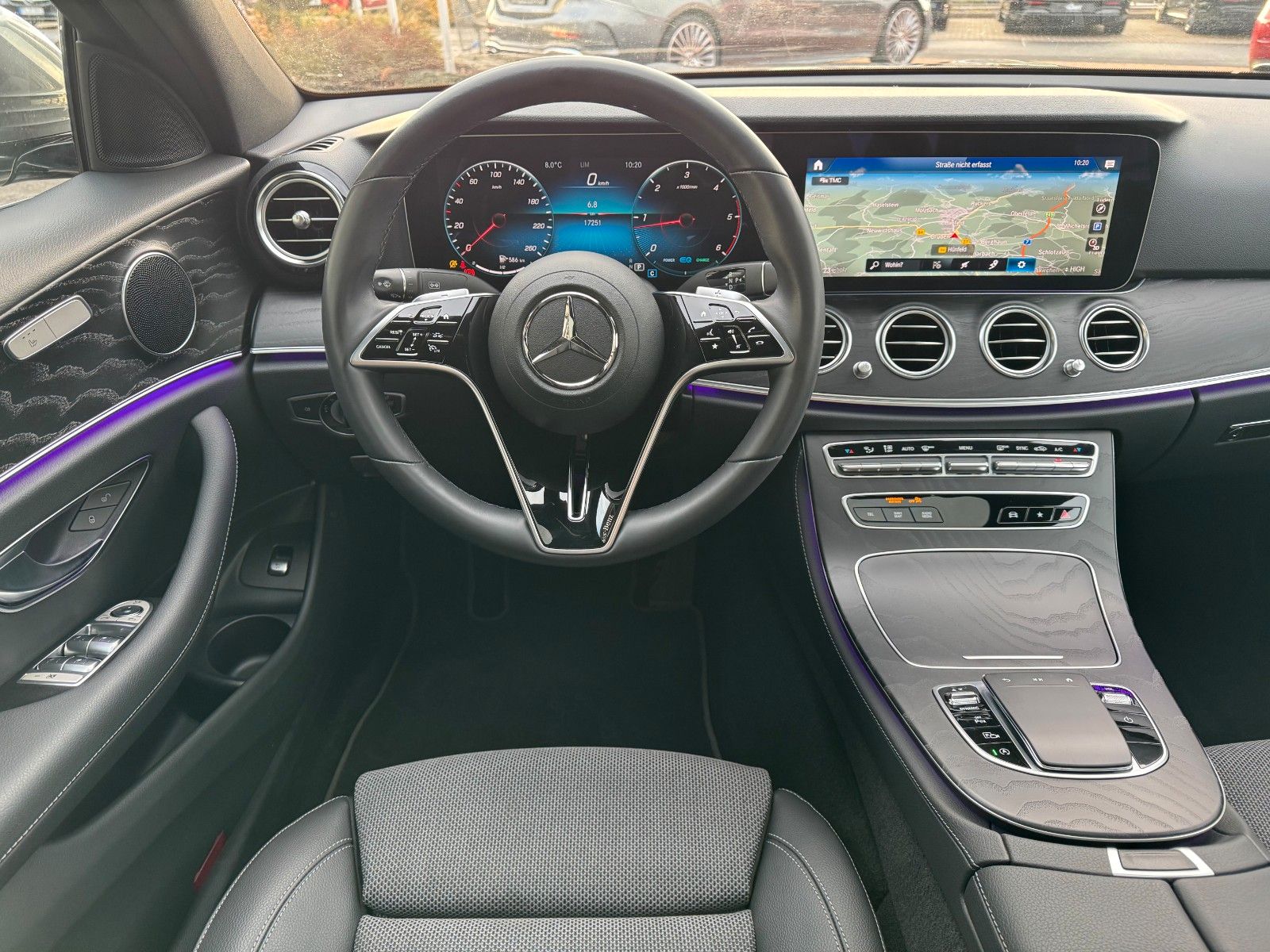 Fahrzeugabbildung Mercedes-Benz E 220d Avantgarde+Distr+Pano+AHK+MultiB+Ambiente