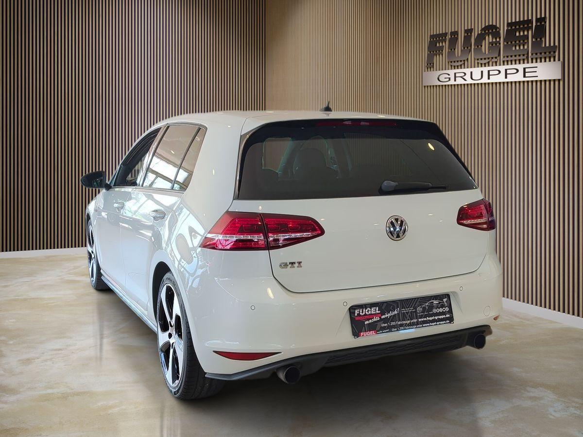 Volkswagen Golf 7 GTI 220 ch • 5 portes • Boîte manuelle 6 • GPS • Xénon • 18"