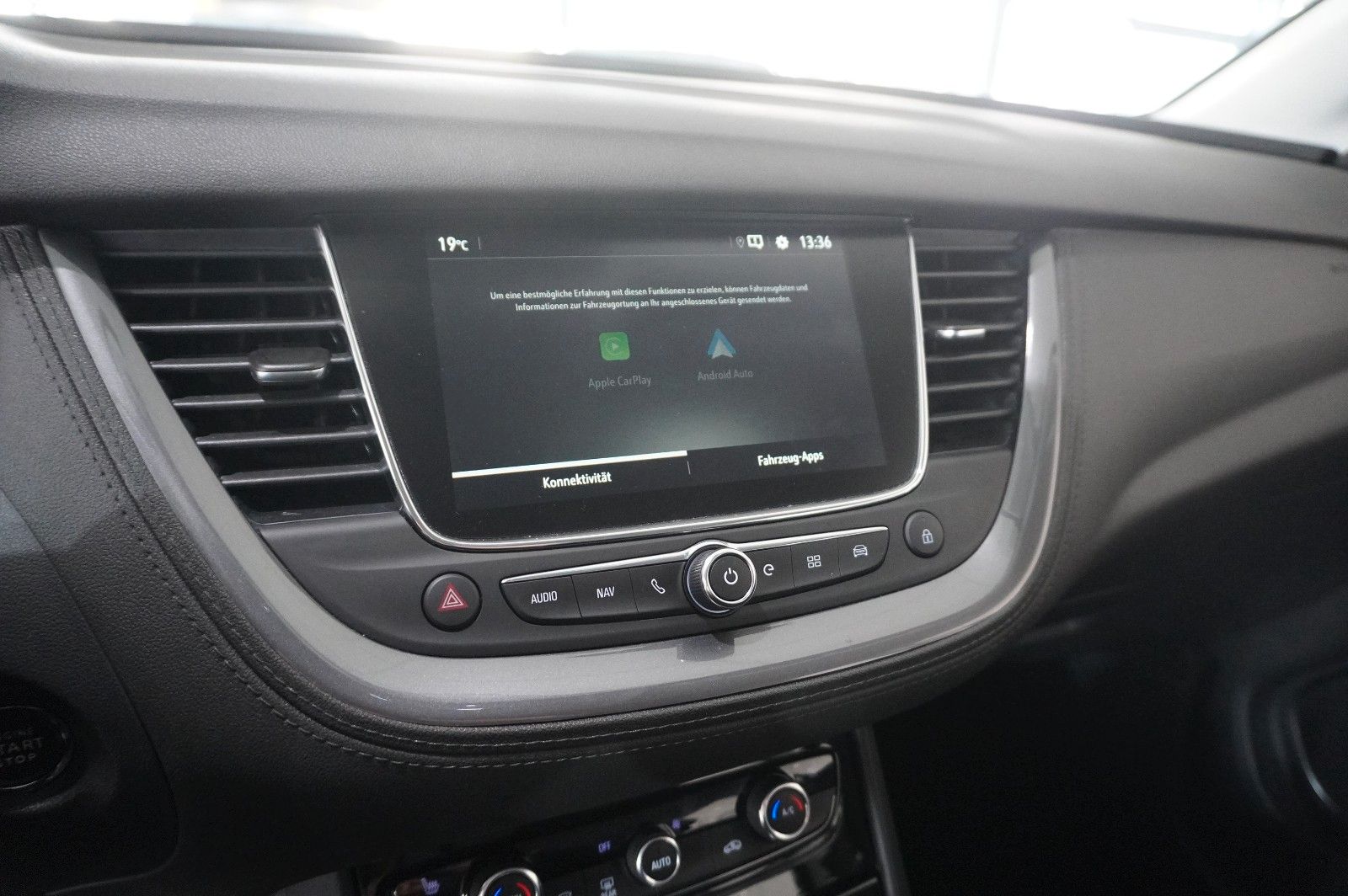 Fahrzeugabbildung Opel Grandland (X) 1.6T HYBRID NAVI/KAMERA/SH/SPORT