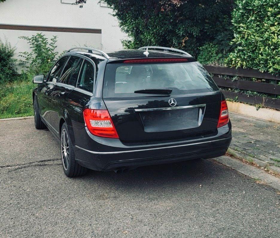 Mercedes-Benz C200 2011 — салон