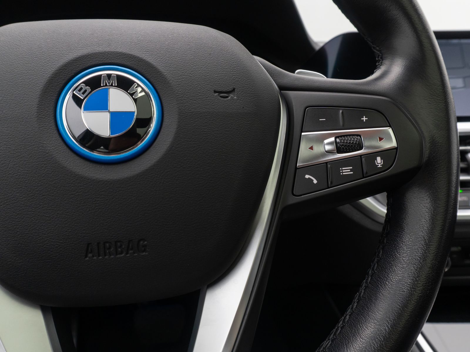 Fahrzeugabbildung BMW 330e xD Sport Line ACC Kamera DAB AHK Panorama