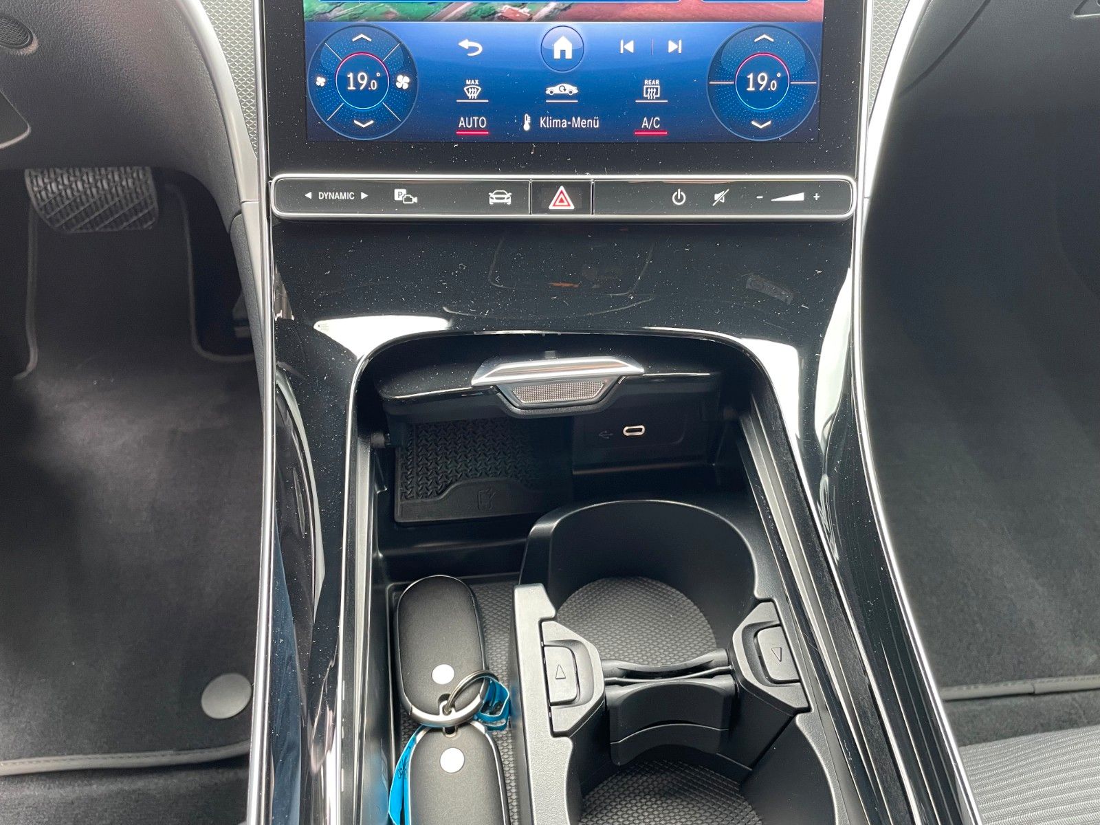 Fahrzeugabbildung Mercedes-Benz C 180 AVANTGARDE R-Kamera+AHK+TOTW+Ambiente