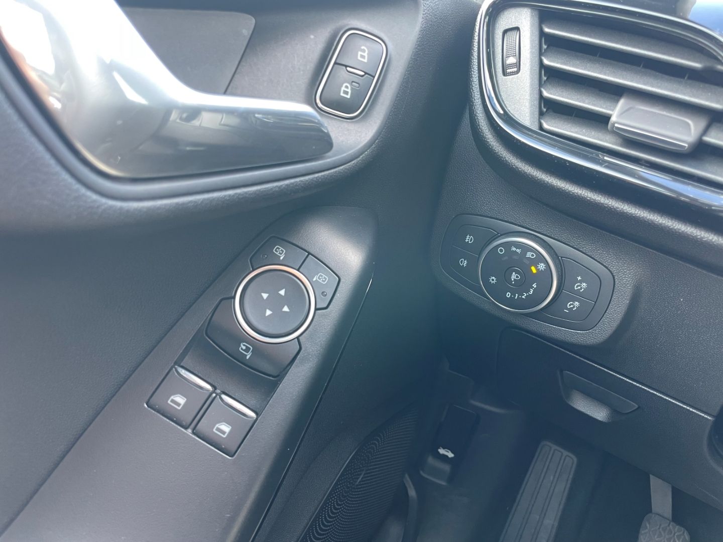 Fahrzeugabbildung Ford Fiesta Spurhalteass PDC SHZ Tempomat Bluetooth