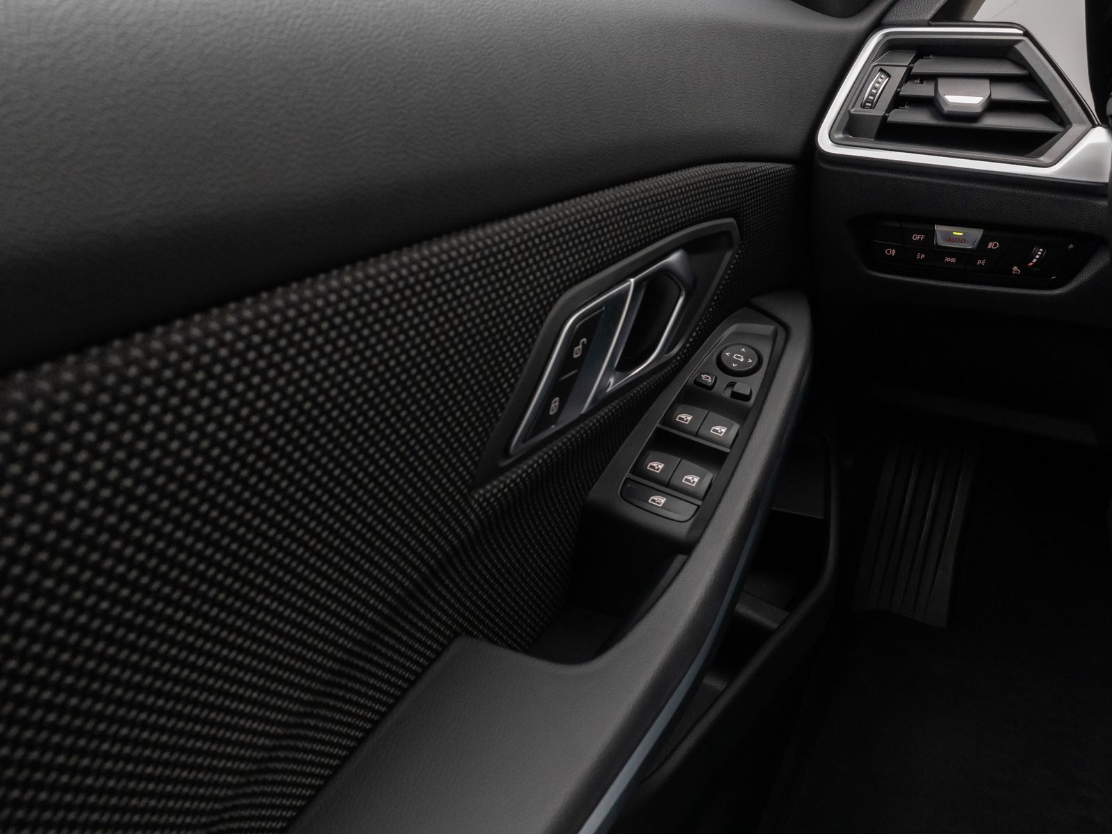 Fahrzeugabbildung BMW 320e Kamera DAB HiFi Lenkradheizung Alarm Parkas