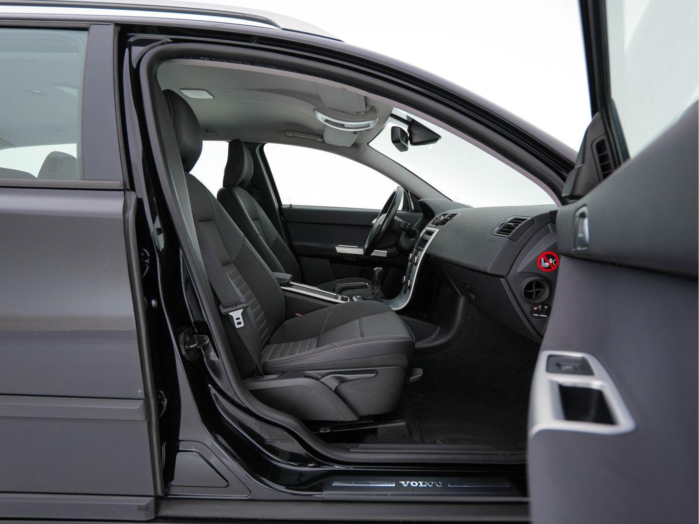 Volvo V50 2011 — photo 11