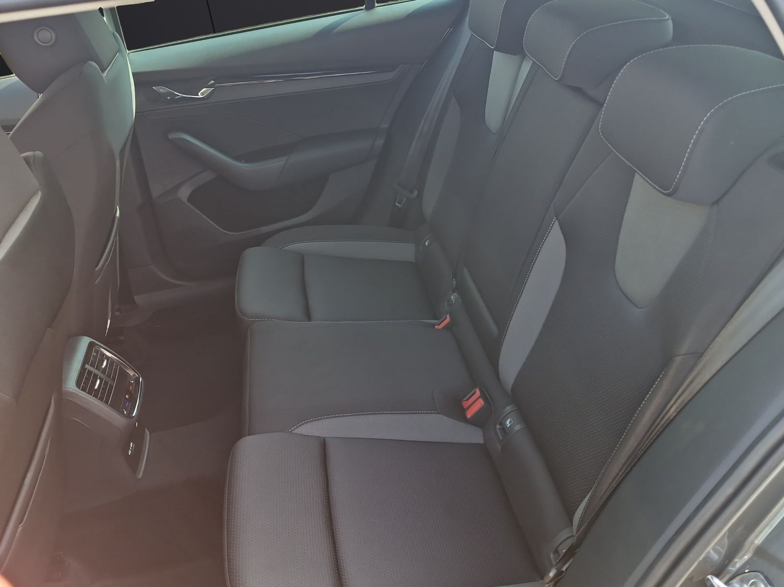 Fahrzeugabbildung SKODA Octavia Combi Ambition 2.0 TDI LED Navi AHZ SH A