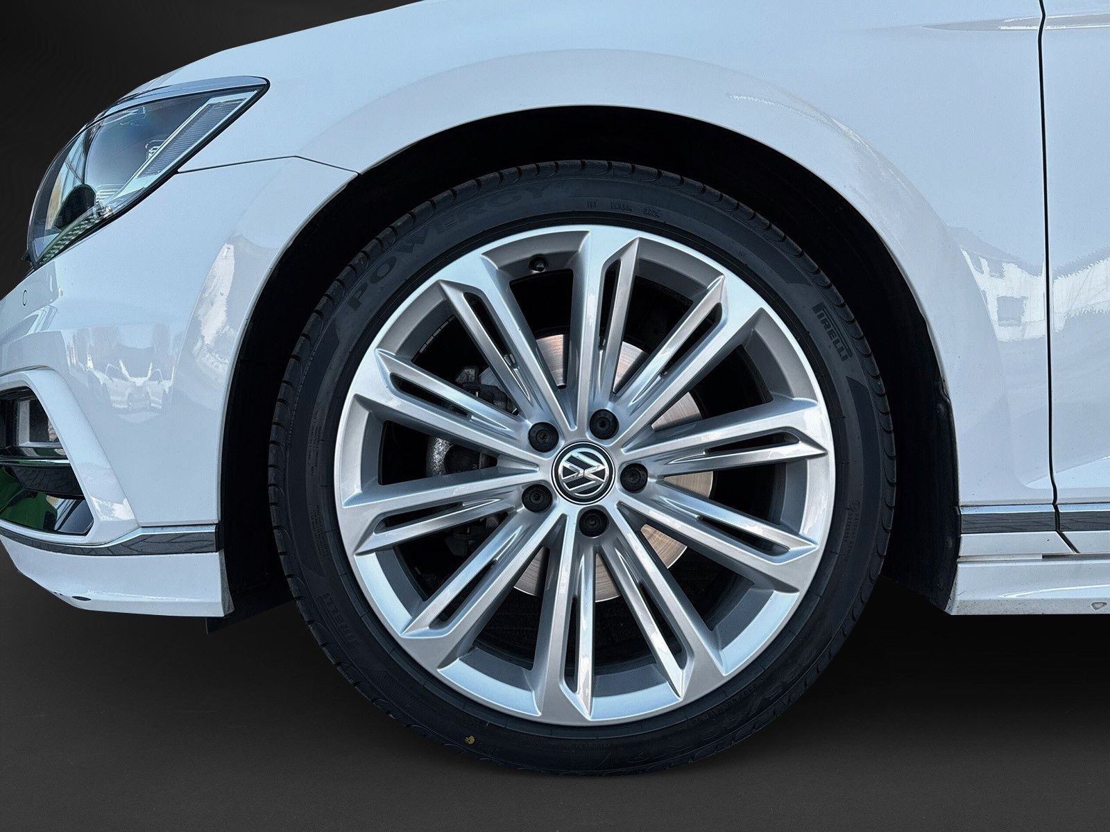 Fahrzeugabbildung Volkswagen Passat Variant R-Line *Standheizung*Pano*AHK*ACC