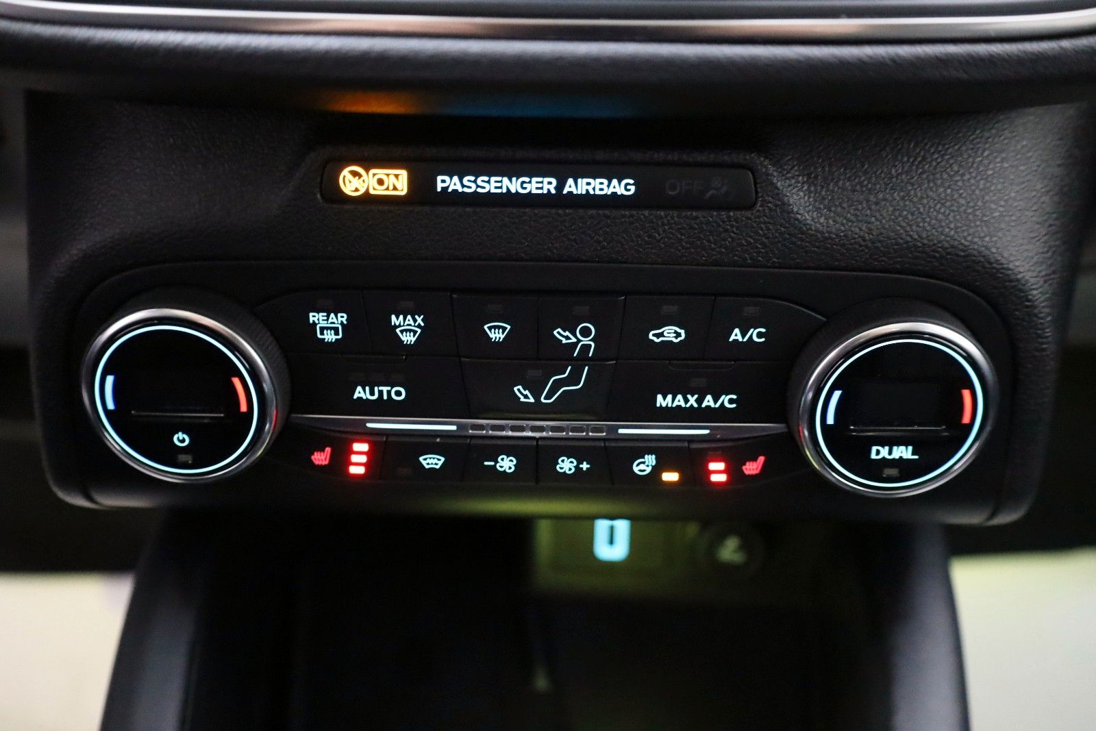 Fahrzeugabbildung Ford Focus Turnier Vignale, Kamera, Pano, Leder, LED