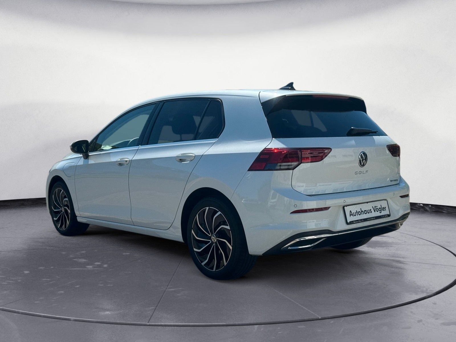 Golf Style Plug-In-Hybrid Navi Panoramadach