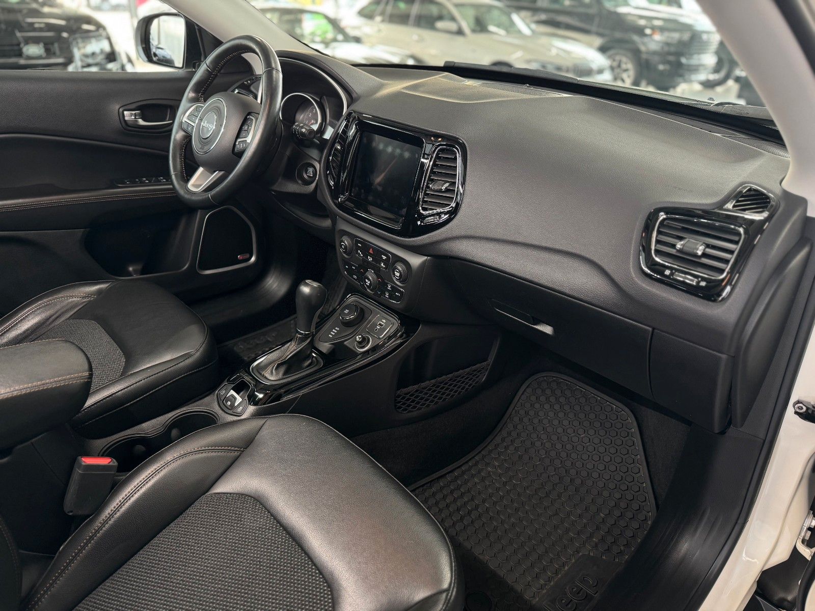 Fahrzeugabbildung Jeep Compass 1.4T Limited 4WD "Pano AHK Winterpaket"