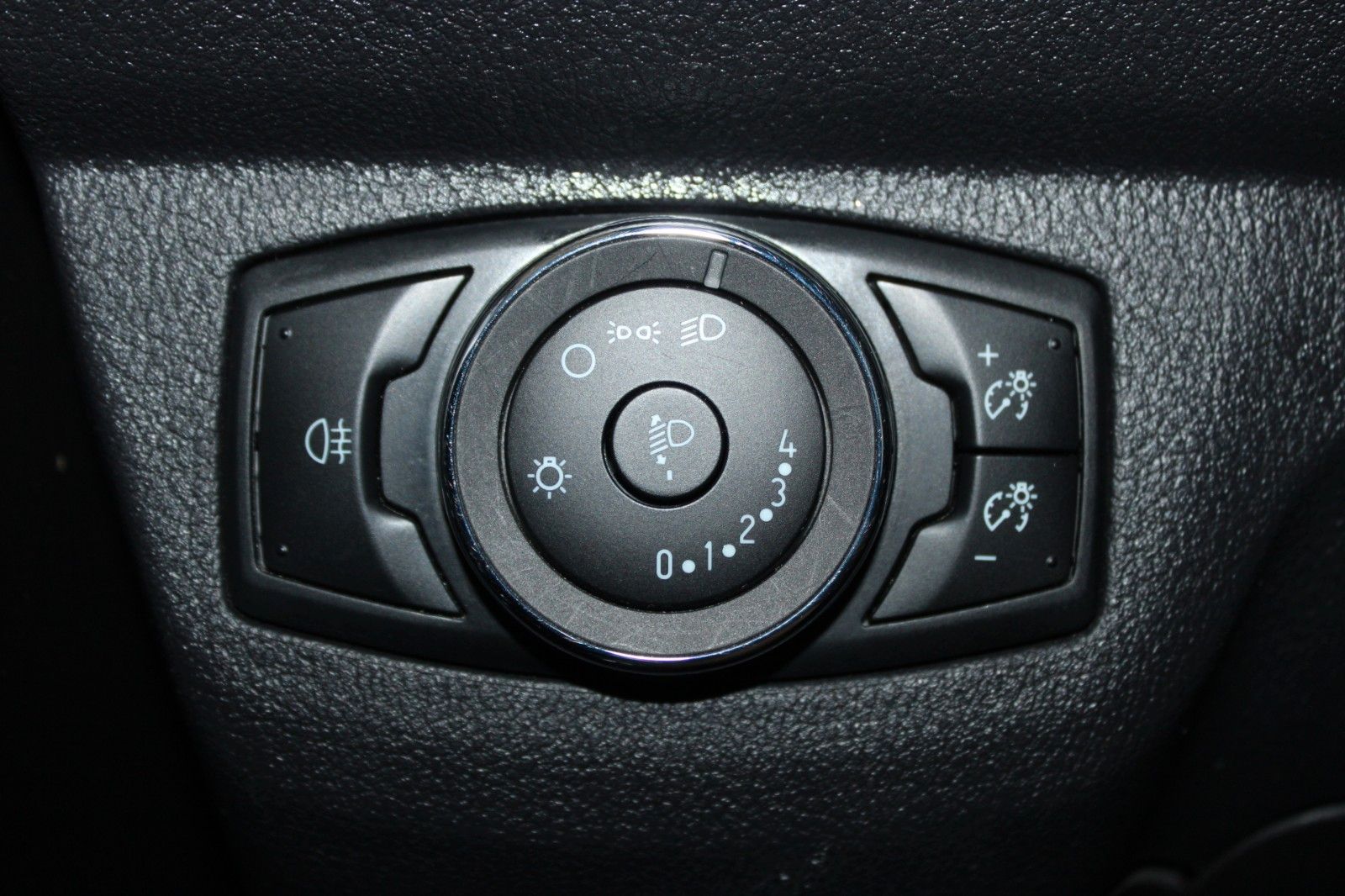 Fahrzeugabbildung Ford Transit Courier 1,5 TDCi Kasten Allwetter 1.Hand