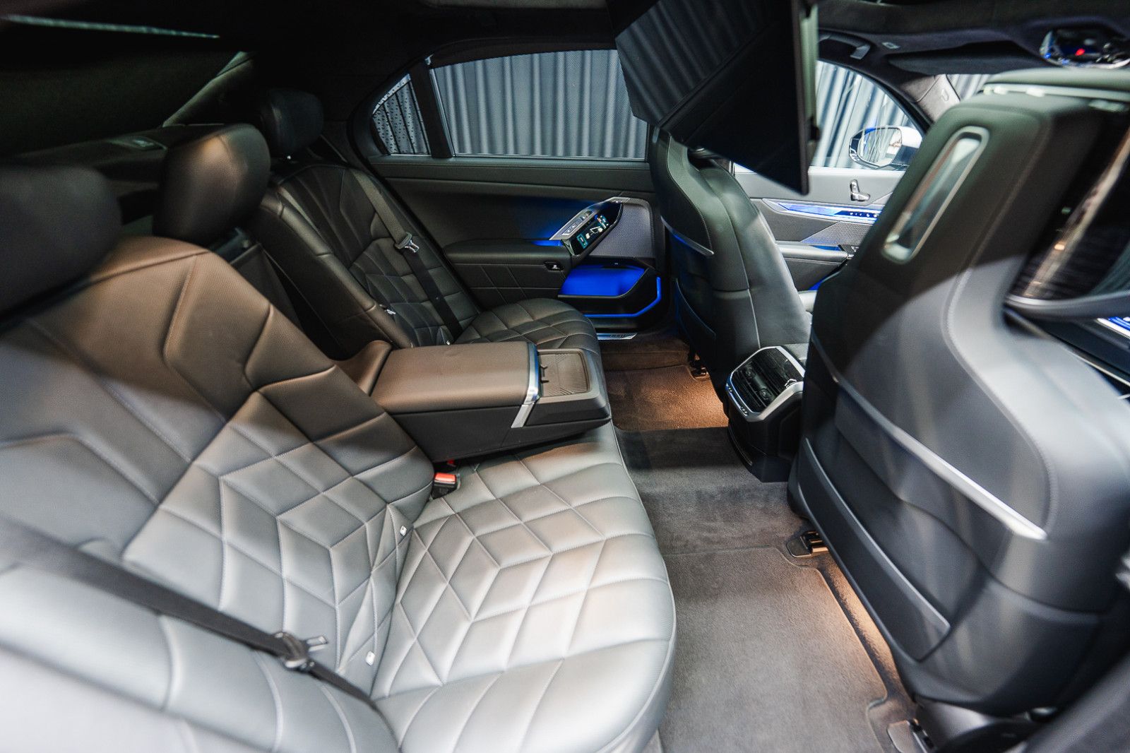 Fahrzeugabbildung BMW 740 d xDrive *M Sport Pro*Iconic Glow*Theater TV