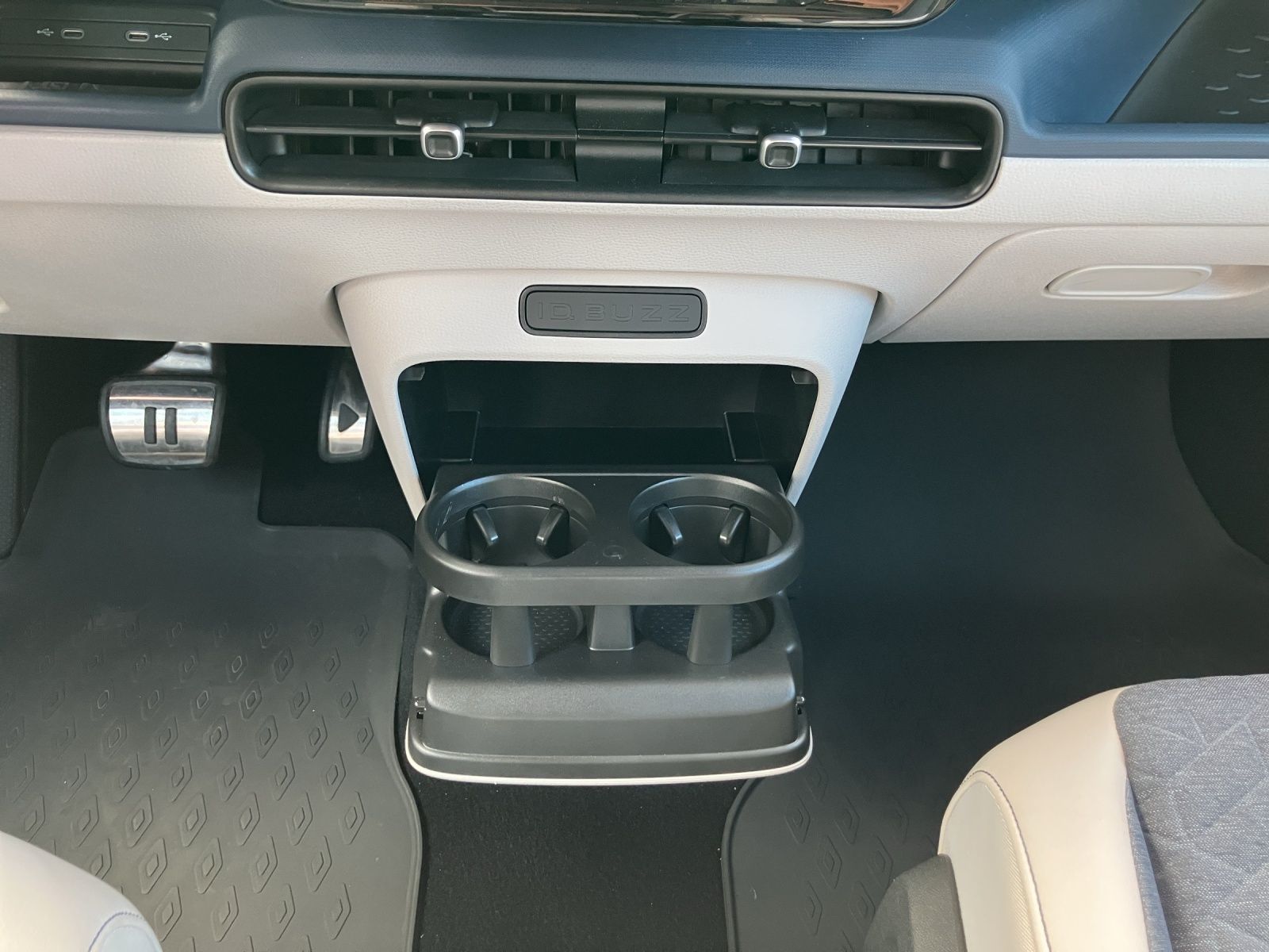Fahrzeugabbildung Volkswagen ID.Buzz Pro Matrix AHK Navi ACC