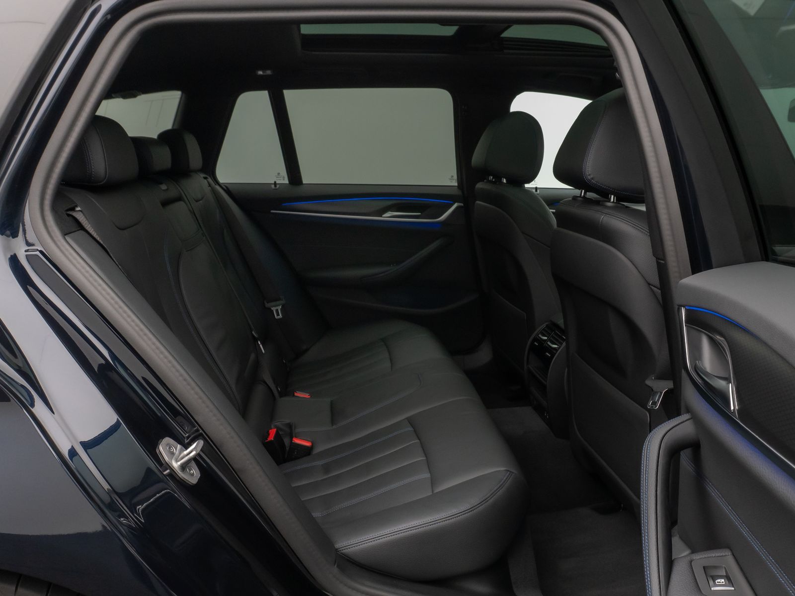 Fahrzeugabbildung BMW 530d xD M Sport Panorama Kamera HUD HiFi Komfort