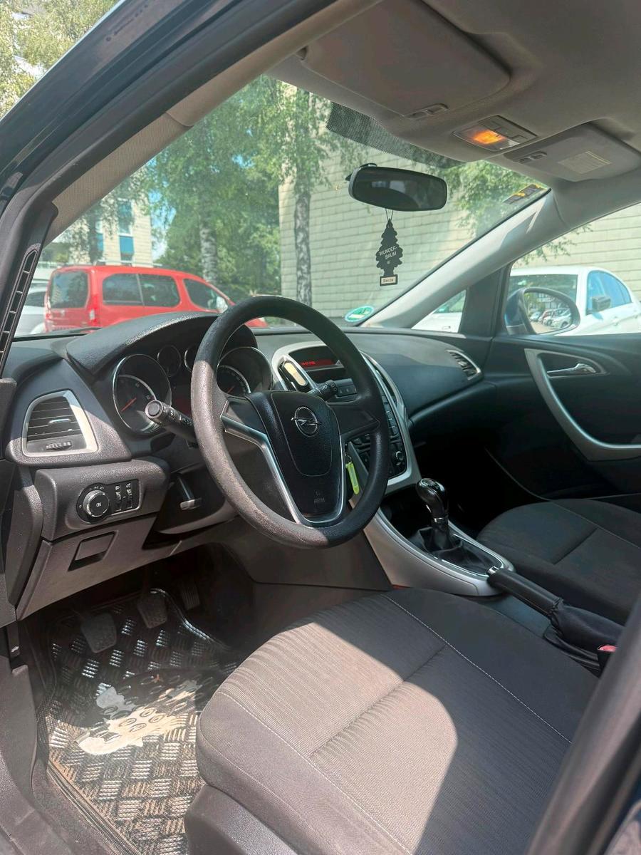 Opel Astra 2012 — photo 8