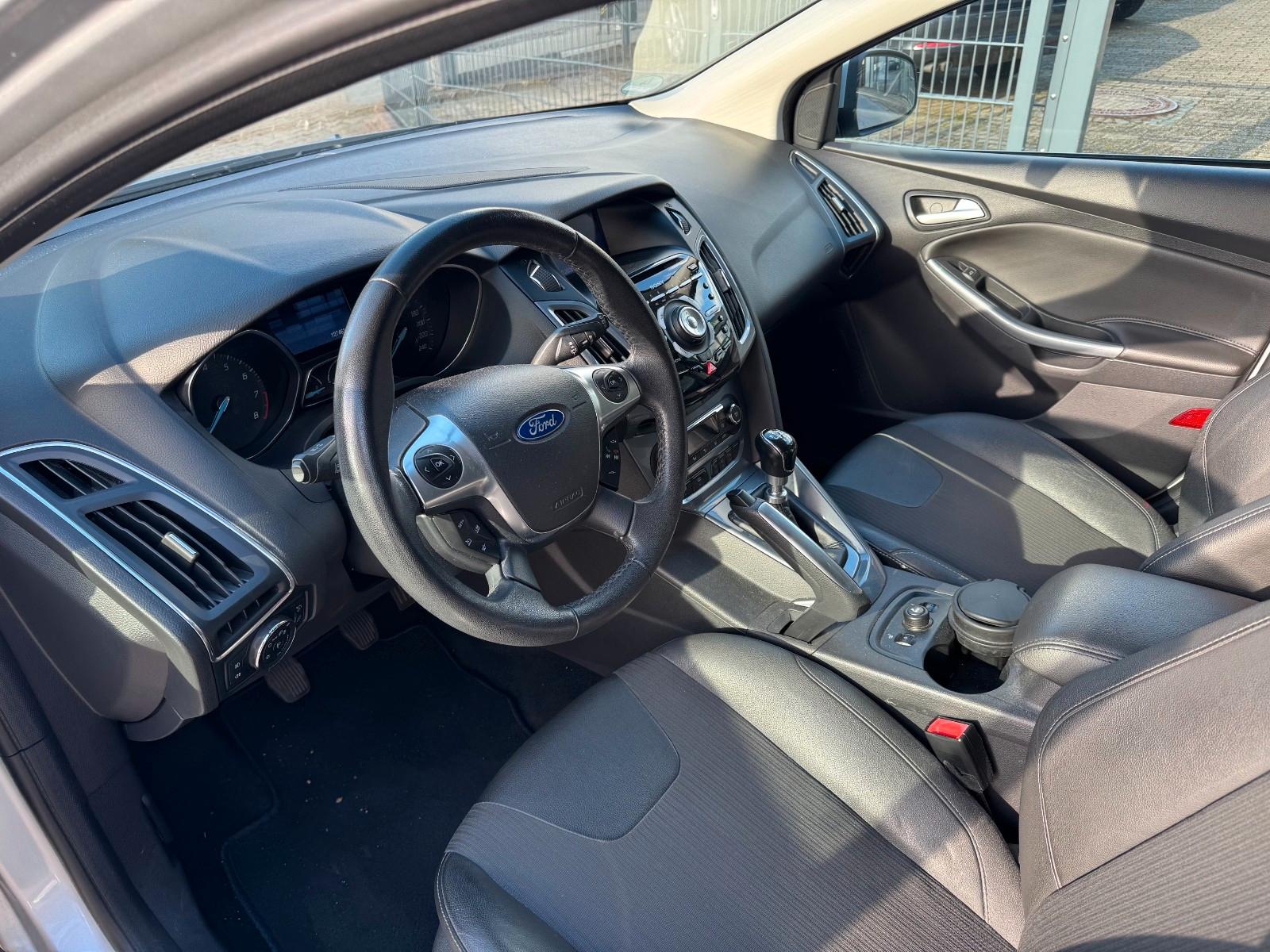 Ford Focus 2011 — photo 9