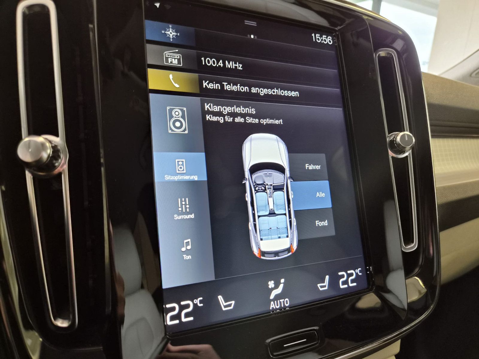 Fahrzeugabbildung Volvo XC 40Momentum AWD / H&K Sound / 1. Hand / S-HEFT