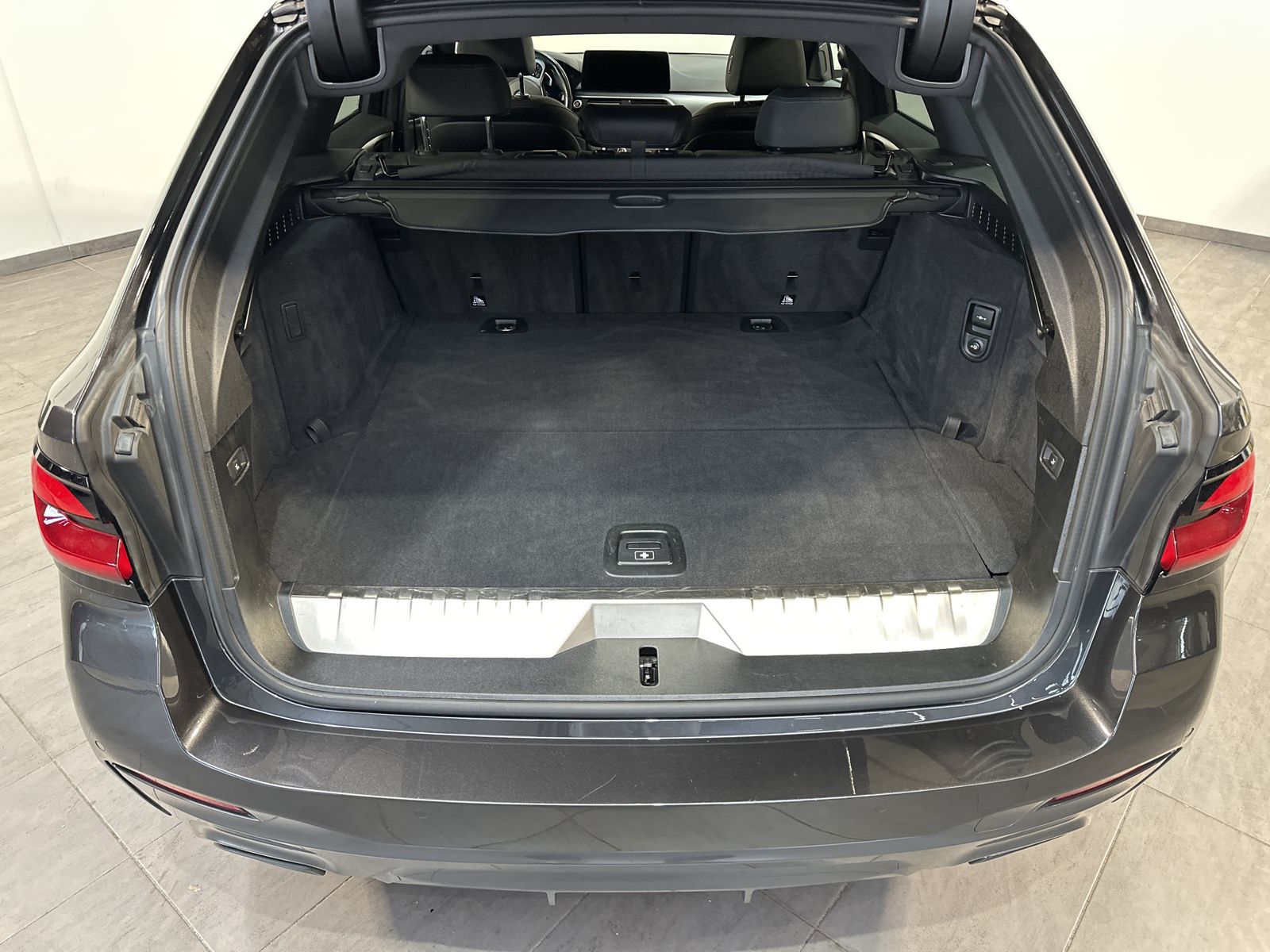 Fahrzeugabbildung BMW 530e Touring M-Sport NAV+LED+ACC+AHK+HEAD-UP+KAM