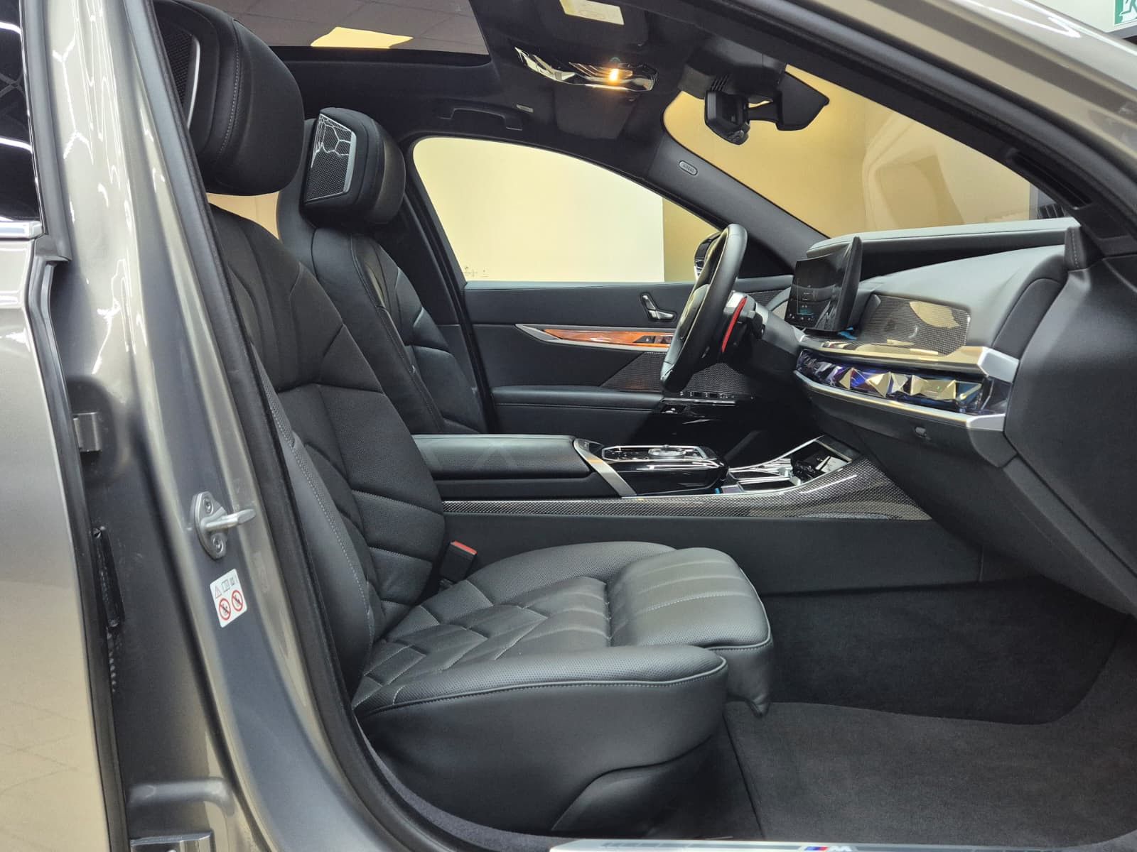 Fahrzeugabbildung BMW M760 e xD M PAKET+PANO+HEAD+SOFT+MEMO+B&W+360°+