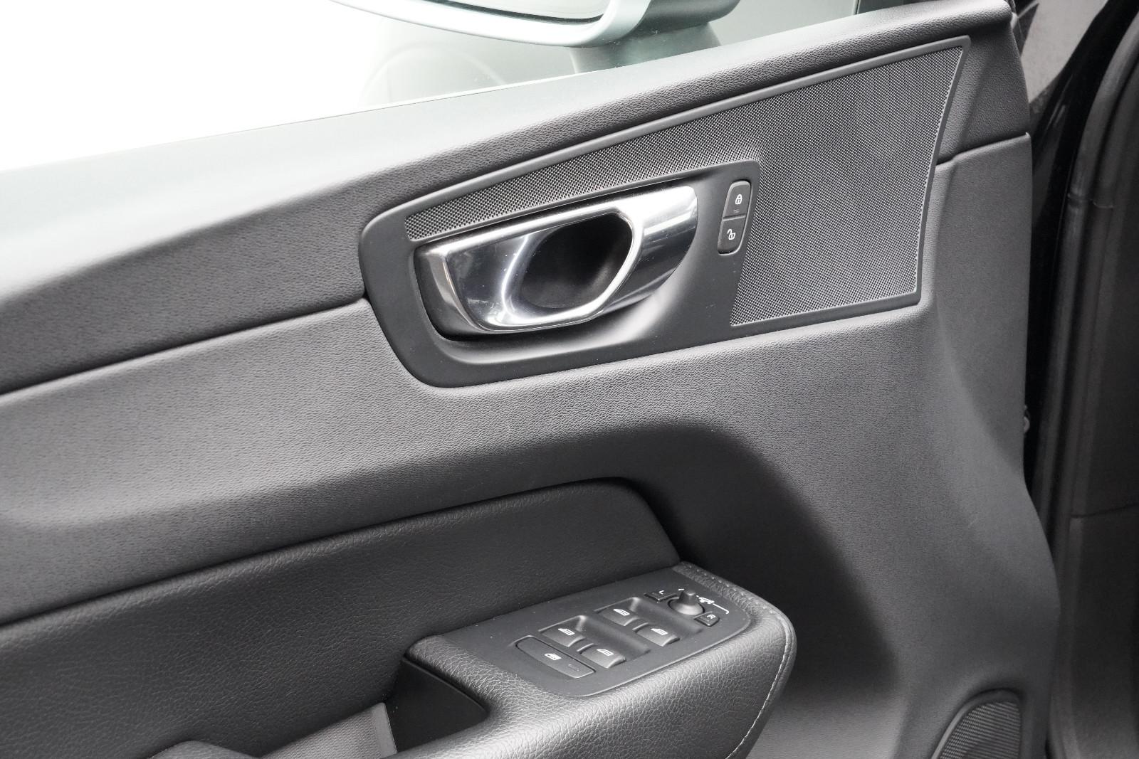 Volvo XC60 2.0 R-Design SHZ CarPlay Keyless PDC GRA