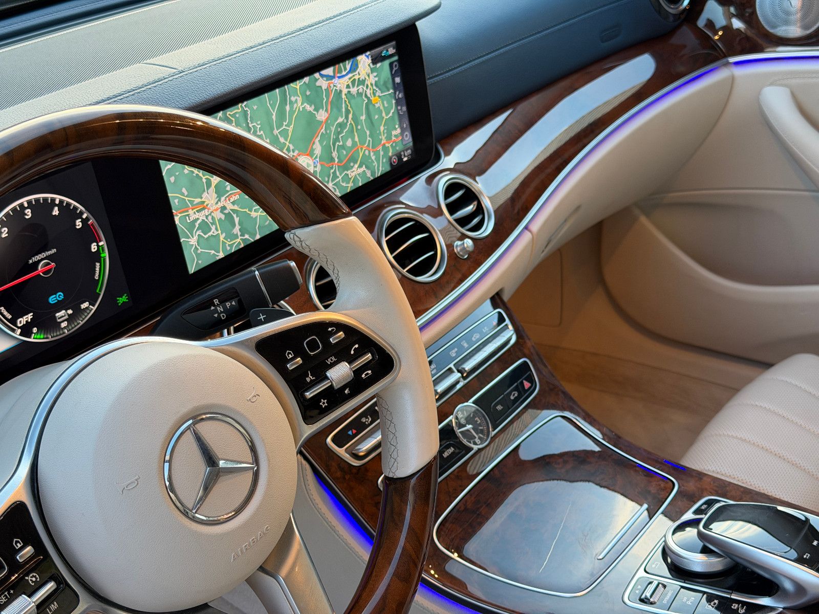 Fahrzeugabbildung Mercedes-Benz E 300 de/AMG/HEAD-UP/VIRTUAL/AMBIENTE/BURMESTER/