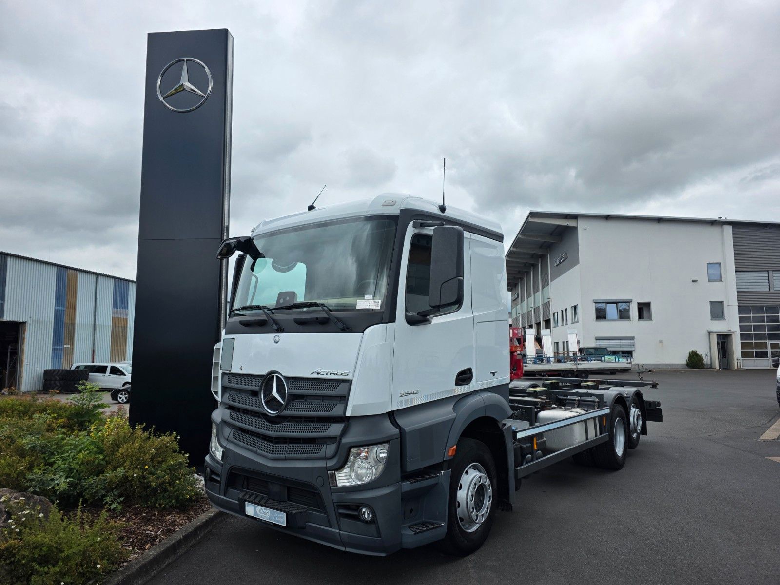 Fahrzeugabbildung Mercedes-Benz Actros 2542 L 6x2 BDF Retarder ADR