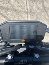 KTM Duke 890 R - KTM 890 DUKE