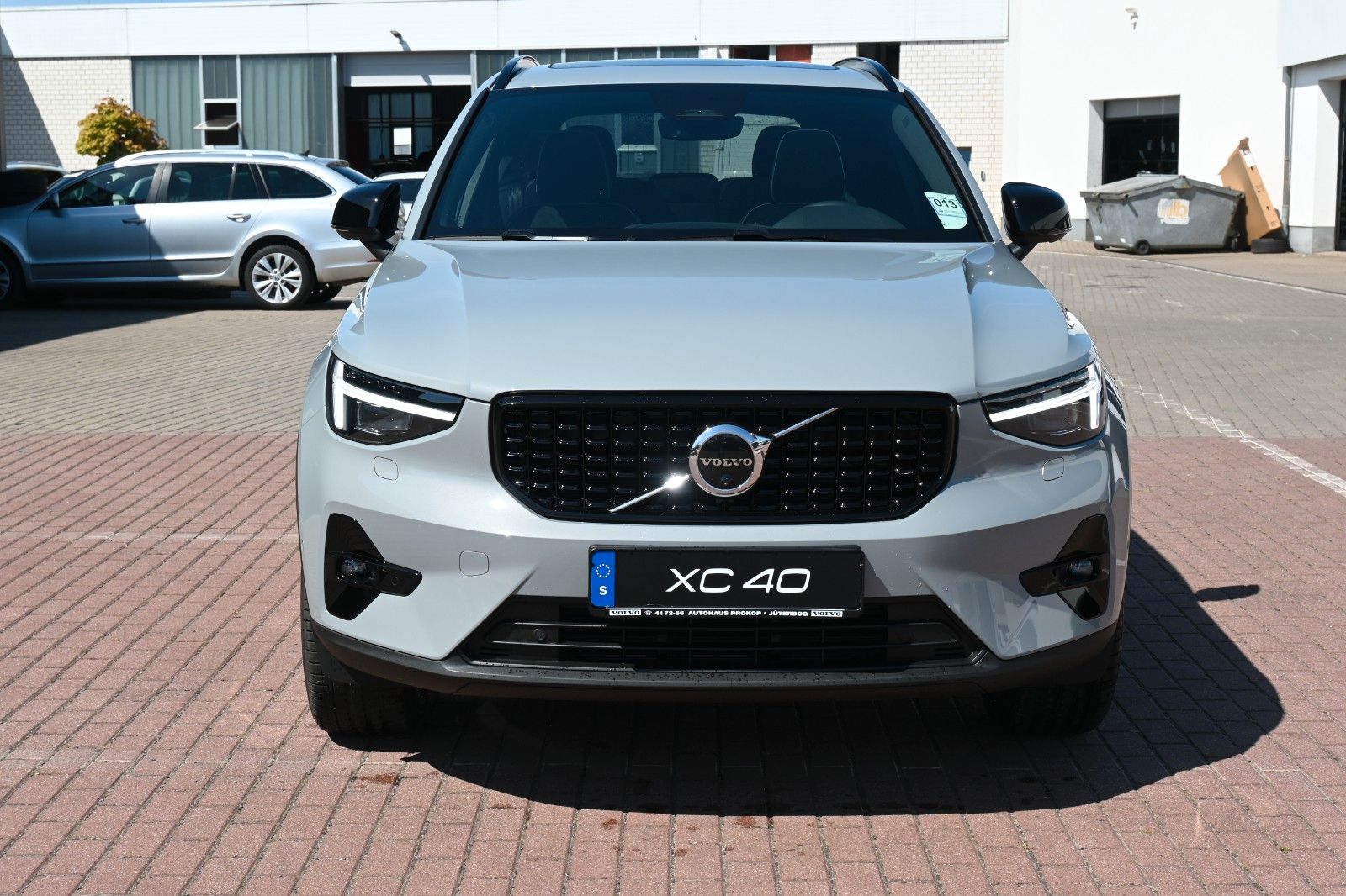 Fahrzeugabbildung Volvo XC40 B4 DKG Ultra Dark*FSHZG*PANO*360°*ACC*AHK