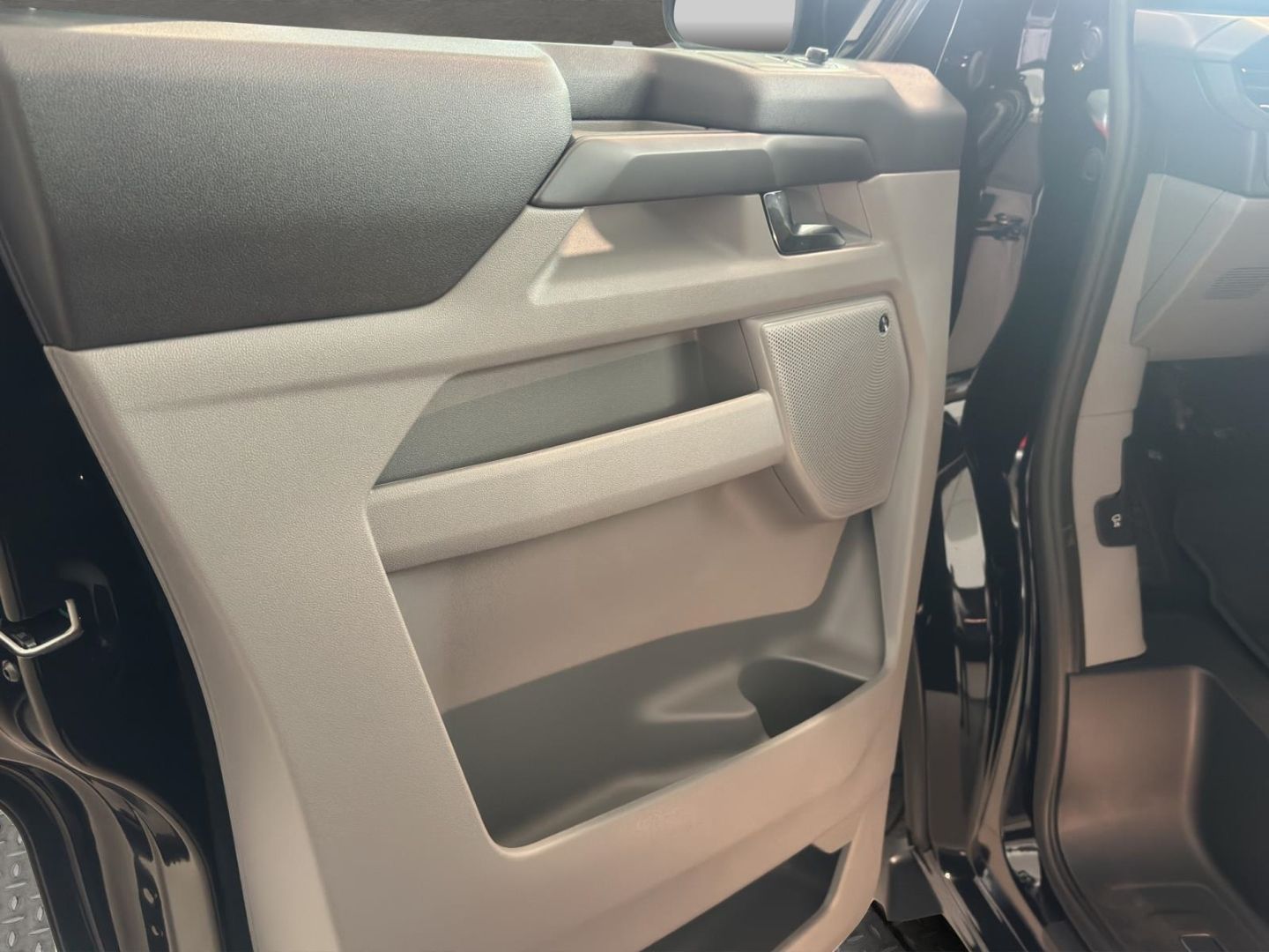 Fahrzeugabbildung Ford Tourneo Custom Bus Plug-in Hybrid 340 L1 Titaniu