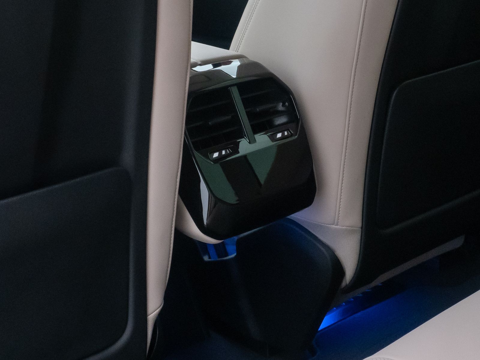 Fahrzeugabbildung BMW iX xD40 Edition Sport DAB Kamera Komfort 21Zoll