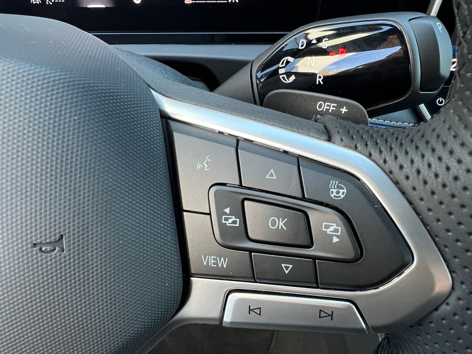 Fahrzeugabbildung Volkswagen Tiguan R-Line 1.5 eTSI DSG *AHK, IQ.Light, DCC,