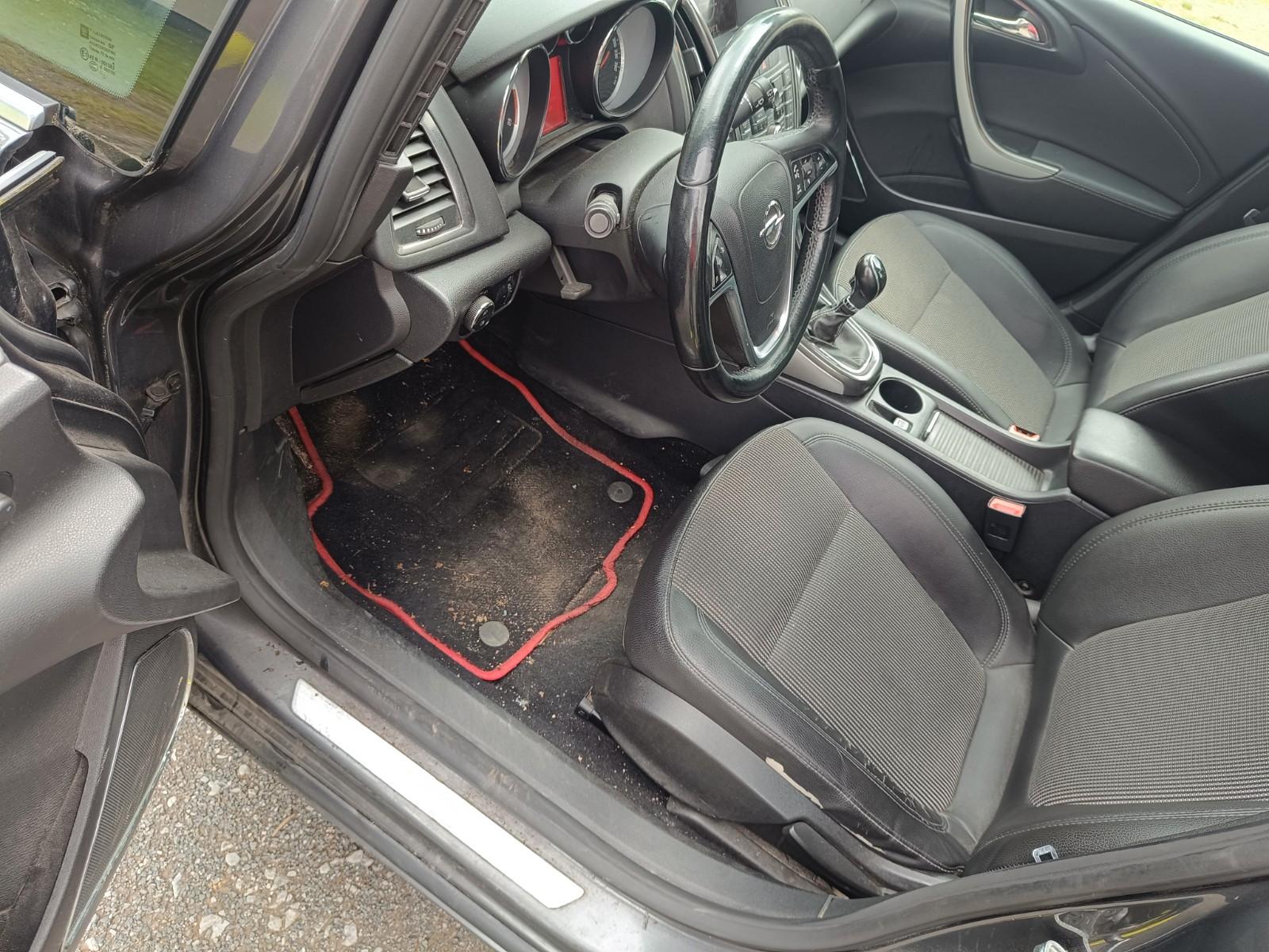 Opel Astra 2012 — photo 9