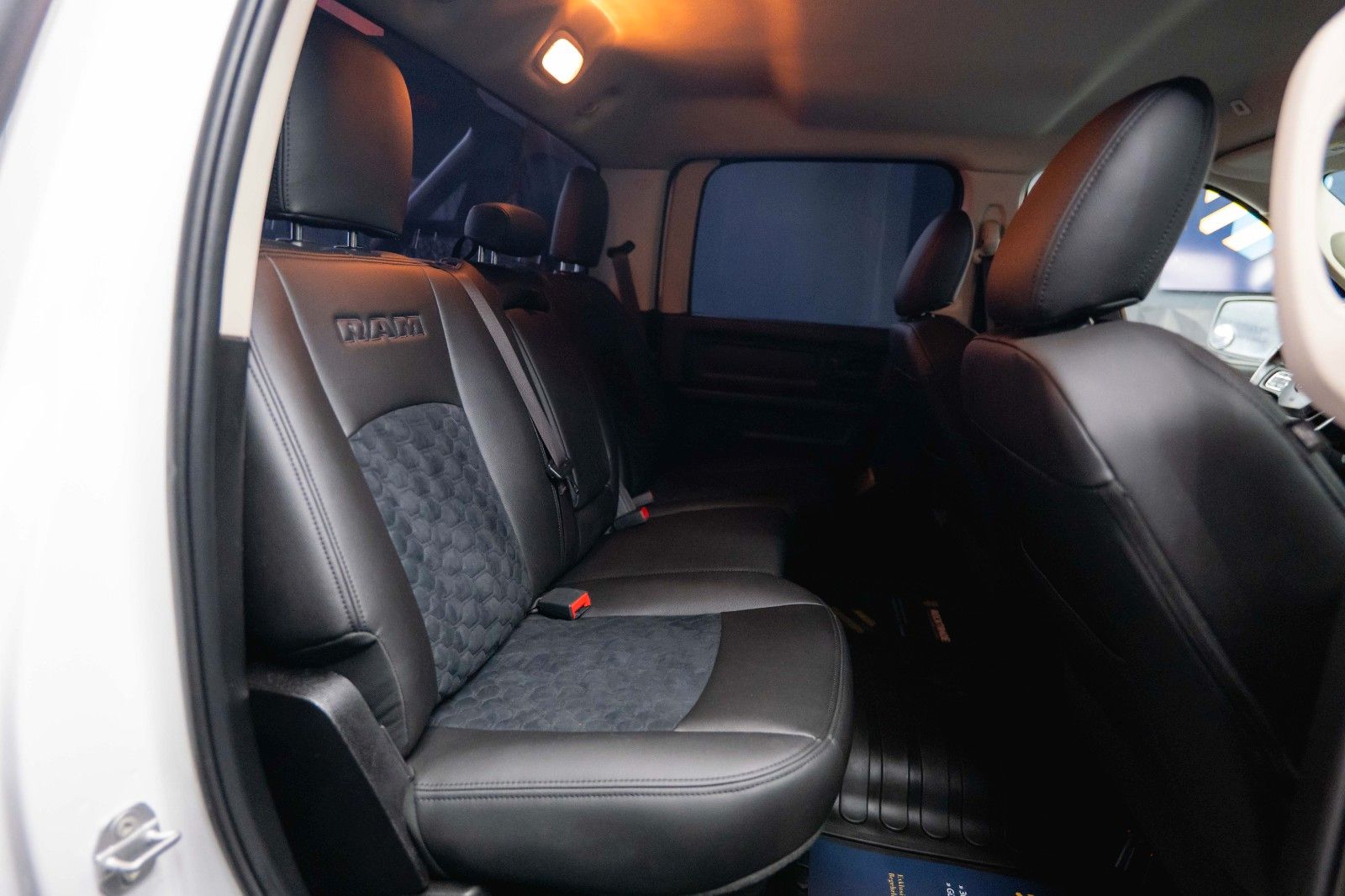 Fahrzeugabbildung Dodge RAM 5.7 V8 HEMI 4x4 OFFROAD Night-Paket *LED*AHK