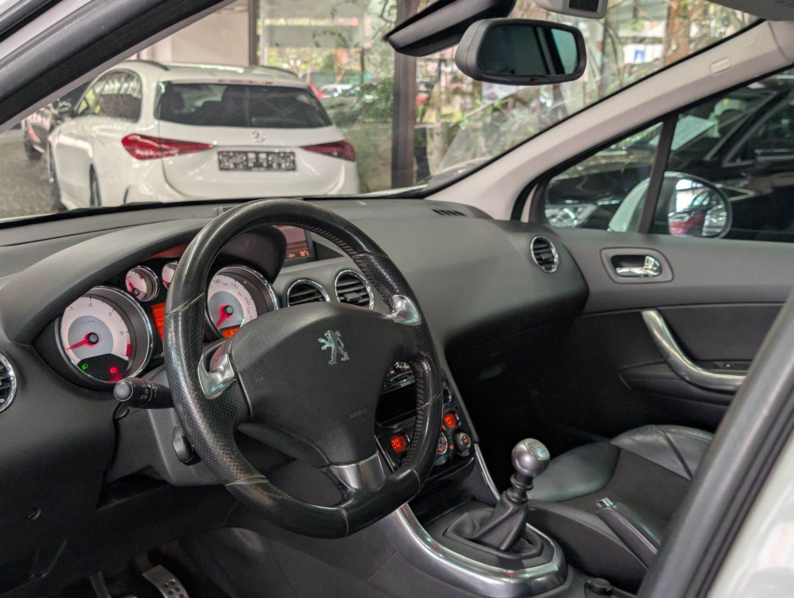 Fahrzeugabbildung Peugeot 308 GTi LEDER PANO XENON TEMP PDC NAVI 18-ZOLL