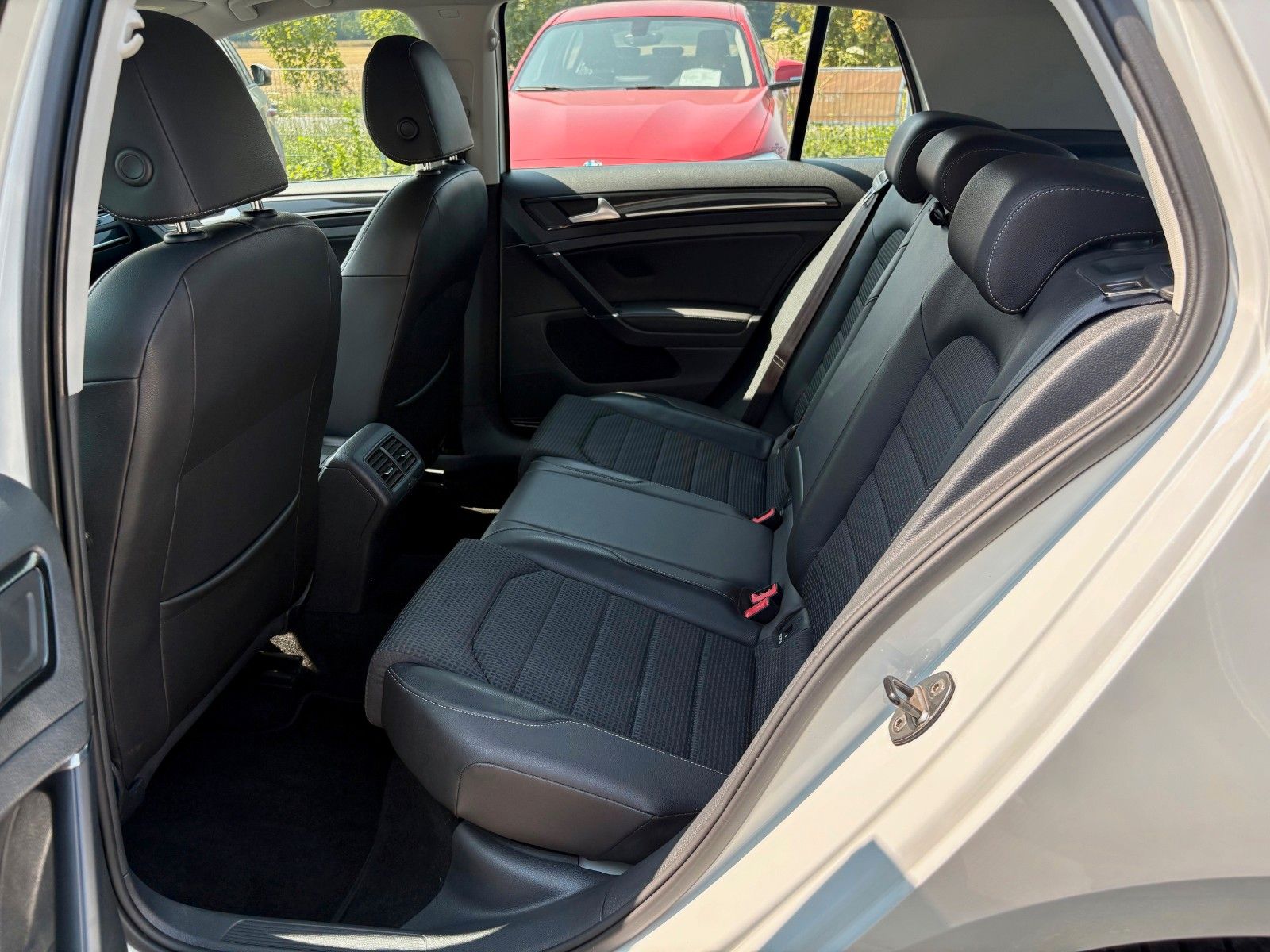 Fahrzeugabbildung Volkswagen Golf VII 2.0 TDI HIGHLINE Navi Xenon Leder SPORT