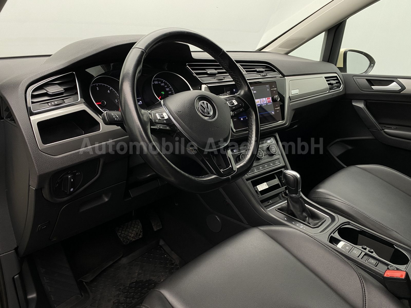 Fahrzeugabbildung Volkswagen Touran DSG *Taxi* 7-SITZE+NAVI+LEDER 8658