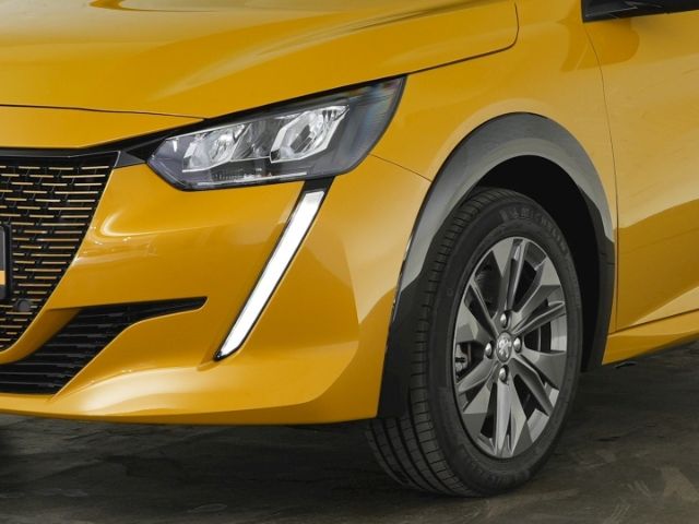 e-208 ALLURE PACK 50kWH+RÜCKFAHRKAMERA+SITZHEIZU