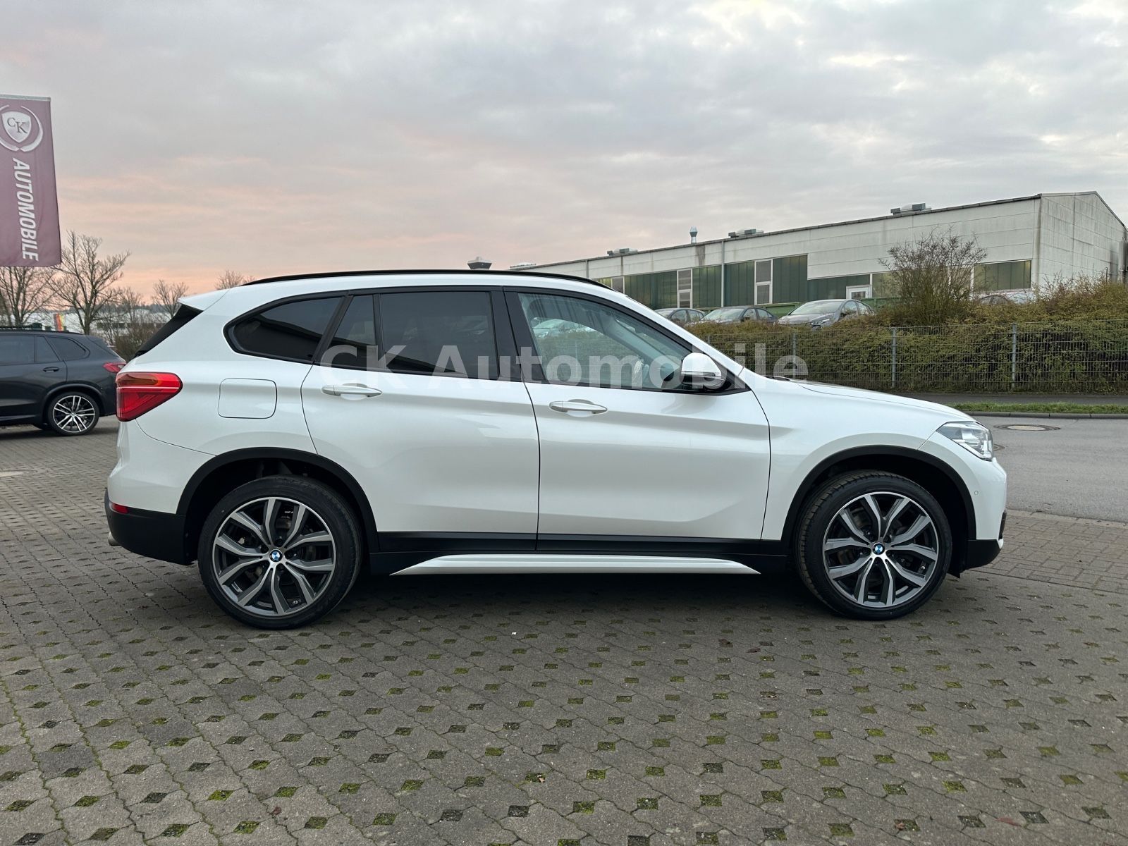 Fahrzeugabbildung BMW X1 sDrive 20i Sport-Line/Shadow-Line/Navi/LED