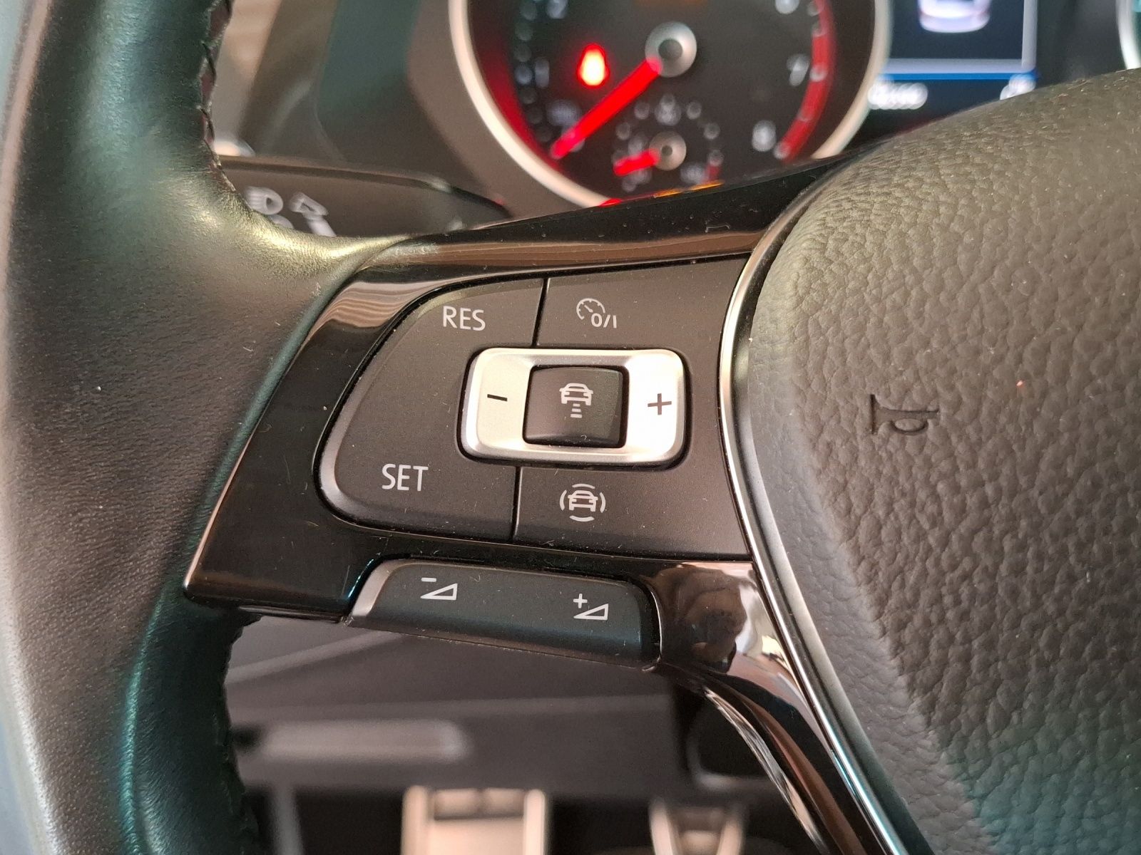 Fahrzeugabbildung Volkswagen Tiguan TSI Join LED AHK Navi HUD ACC PDC SH 19"