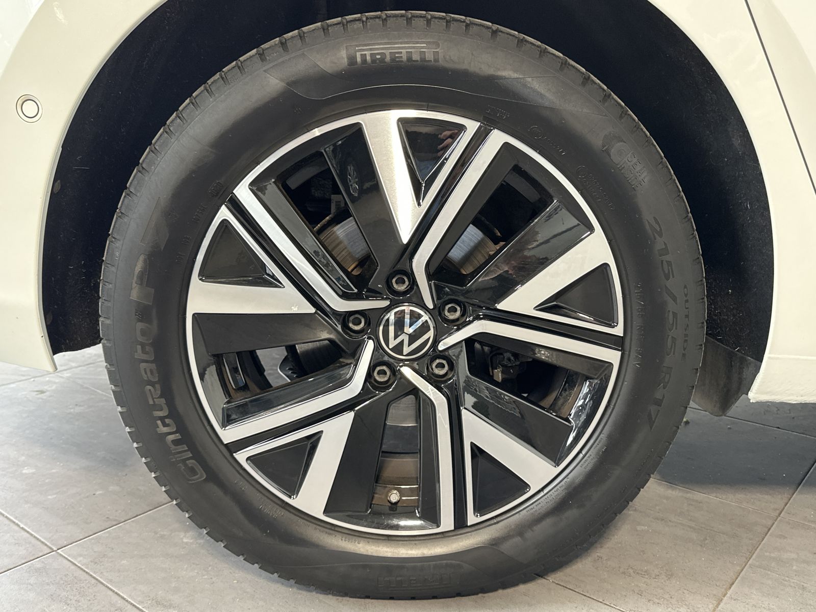 Fahrzeugabbildung Volkswagen Touran 2.0 TDI DSG Highline NAV+LED+AHK+KAM+PANO