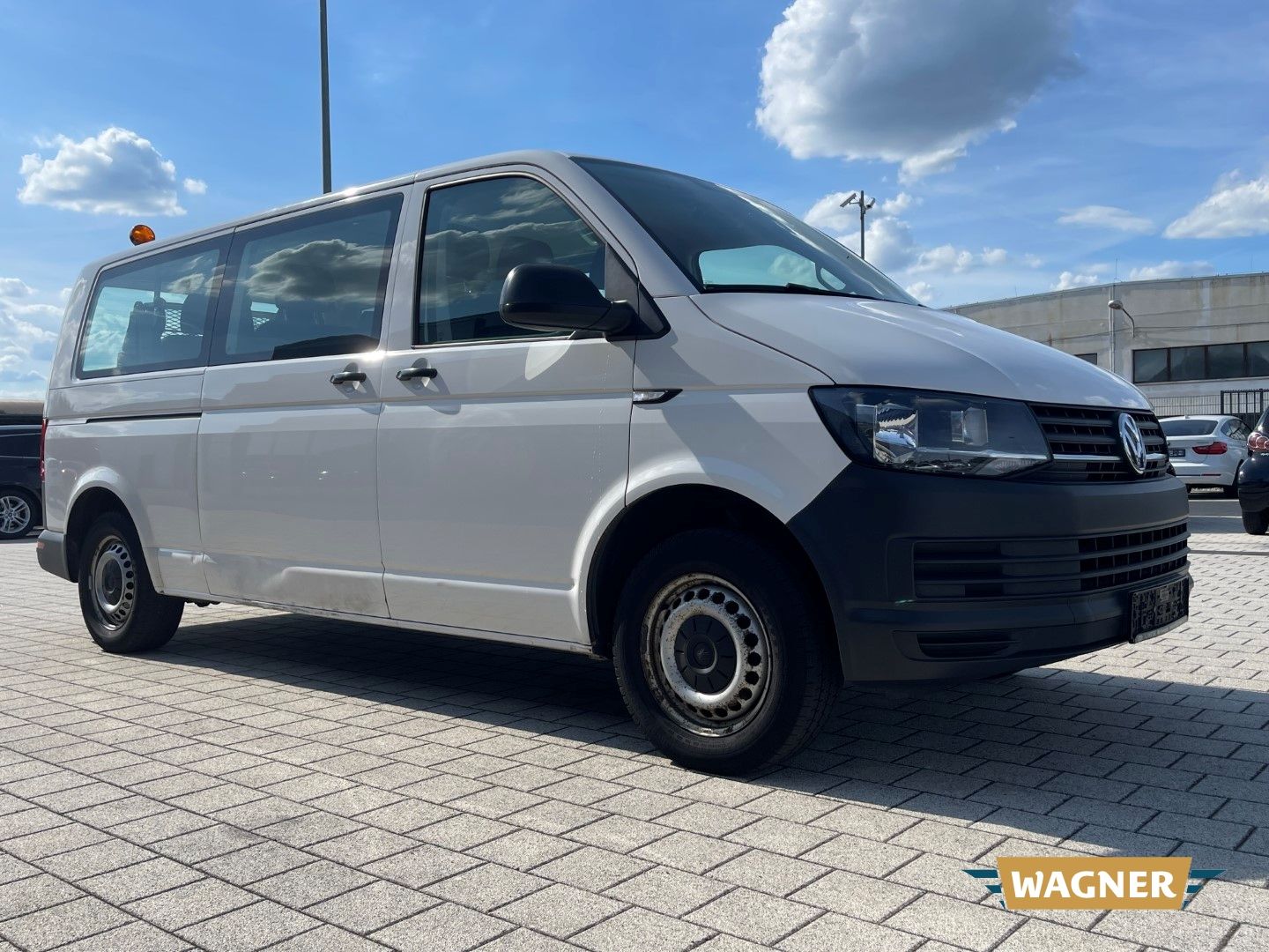 Fahrzeugabbildung Volkswagen T6 Kombi lang 9 Sitzer Rampe Klimaanlage