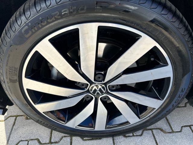 Fahrzeugabbildung Volkswagen Touran 2.0 TDI MOVE R-LINE-EXTERIEUR KEYLESS LED