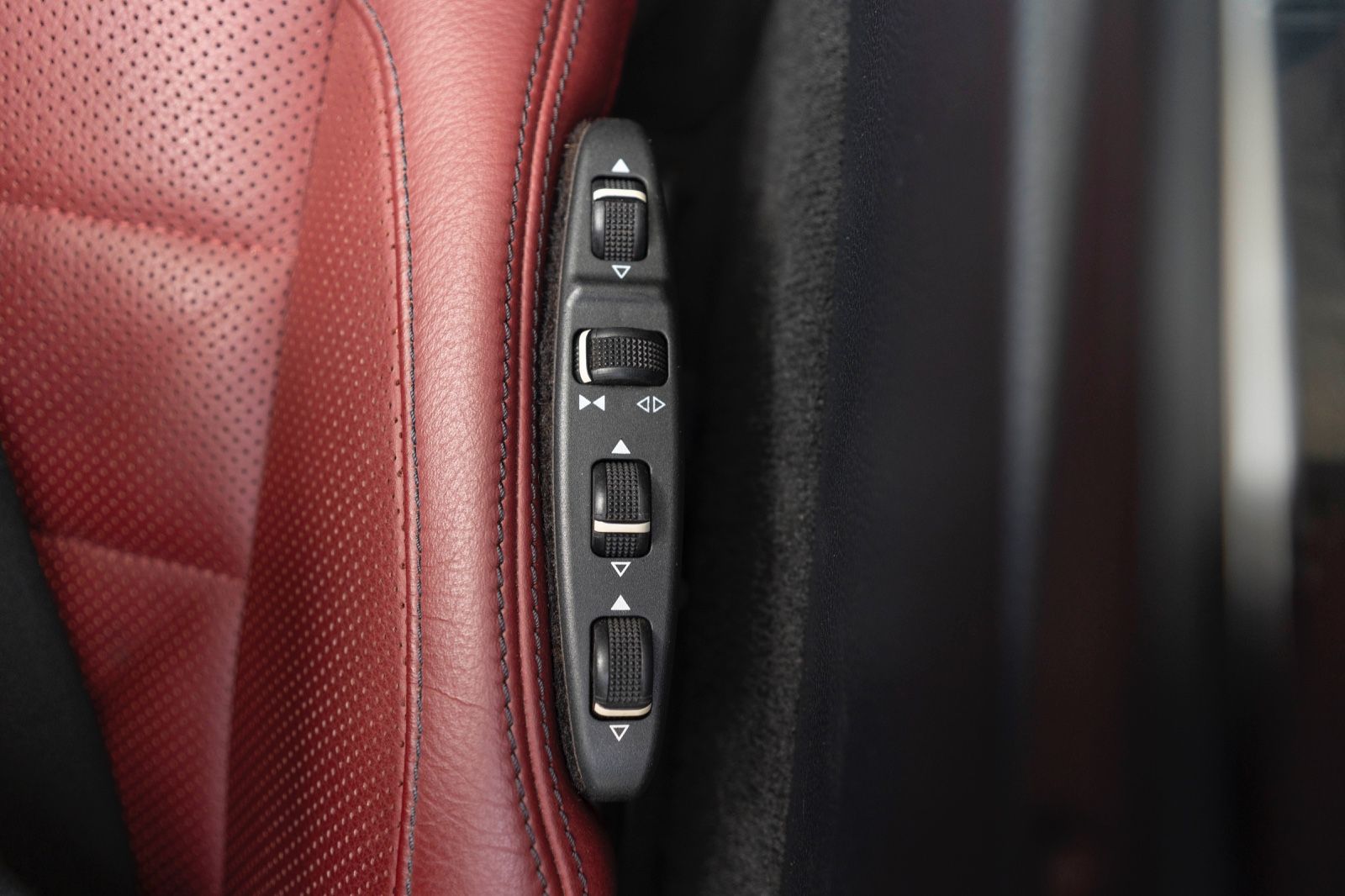 Fahrzeugabbildung Mercedes-Benz E 550 Cabriolet AMG-LINE ACC H&K LED KAM TOTW