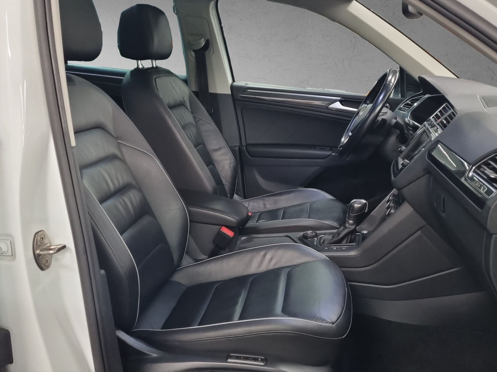 Fahrzeugabbildung Volkswagen Tiguan Highline 4Motion 2,0 TDI DSG R-Line Pano