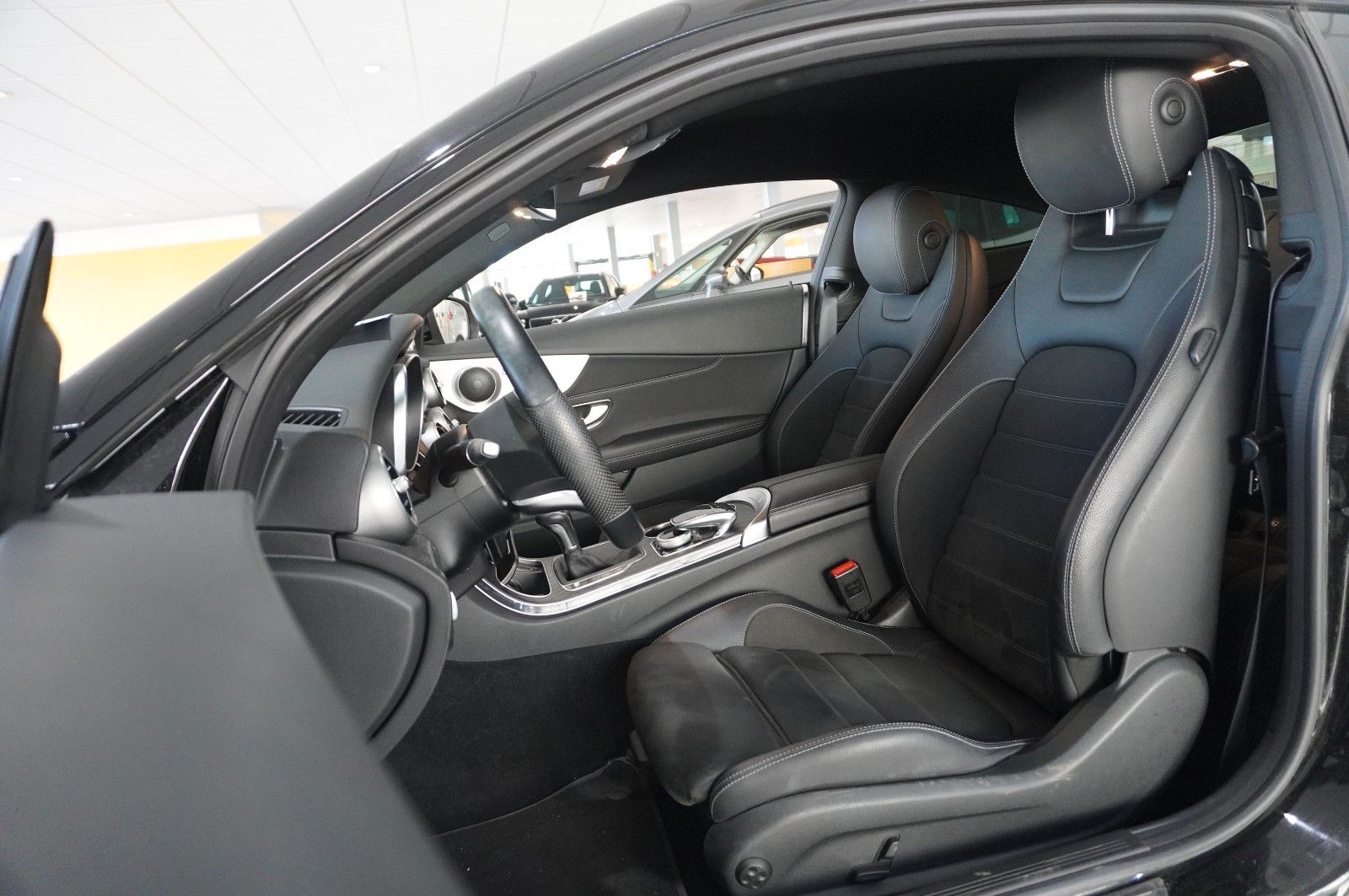 Fahrzeugabbildung Mercedes-Benz C 180 COUPE AMG LINE NAVI/LED/KAMERA/SPORT/SHZ
