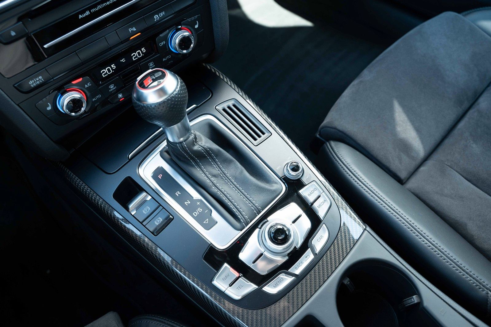 Fahrzeugabbildung Audi RS4 AVANT 4.2 FSI QUATTRO B&O XENON+ 19" SAMMLER
