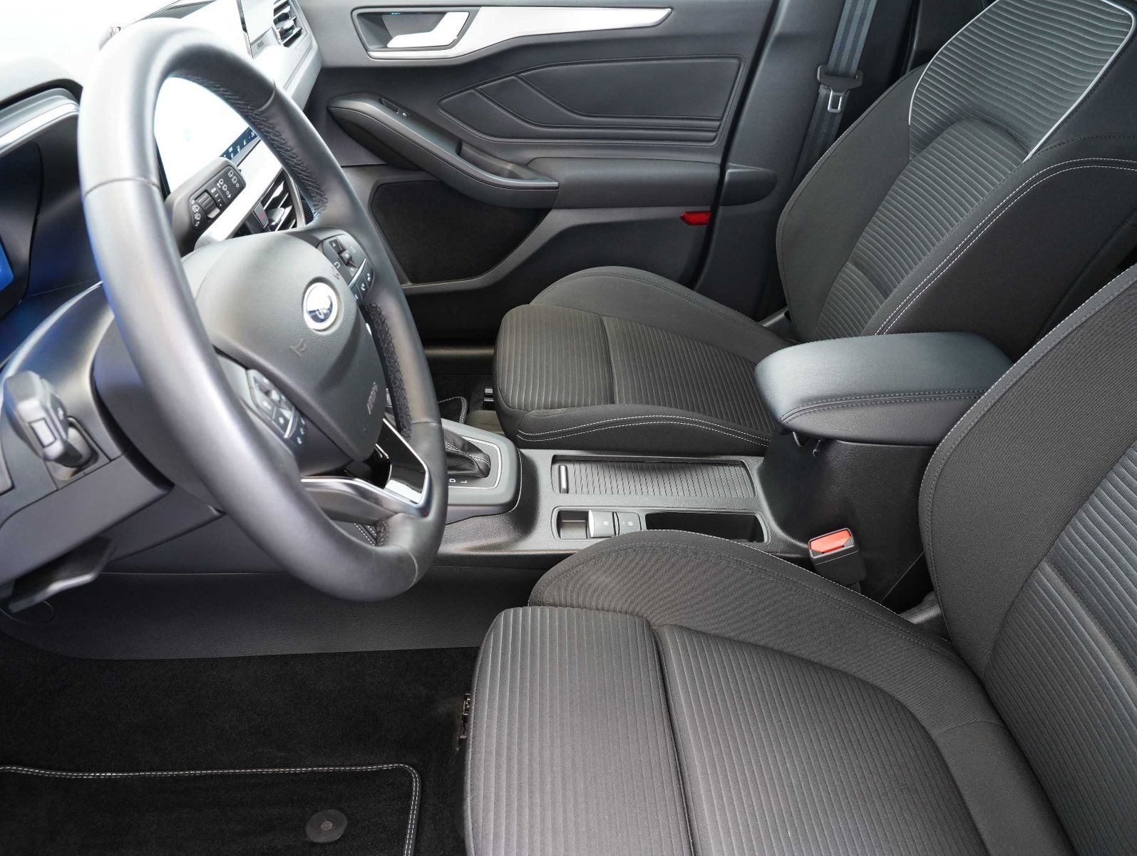Fahrzeugabbildung Ford Focus Turnier 1.0 EcoBoost Titanium X