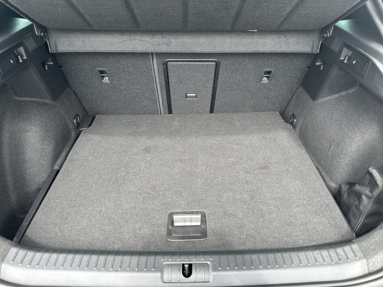 Fahrzeugabbildung CUPRA Formentor 2.0 TDI 4Drive-AHK-Cam*TopView* - mit KI generiert/bearbeitet
