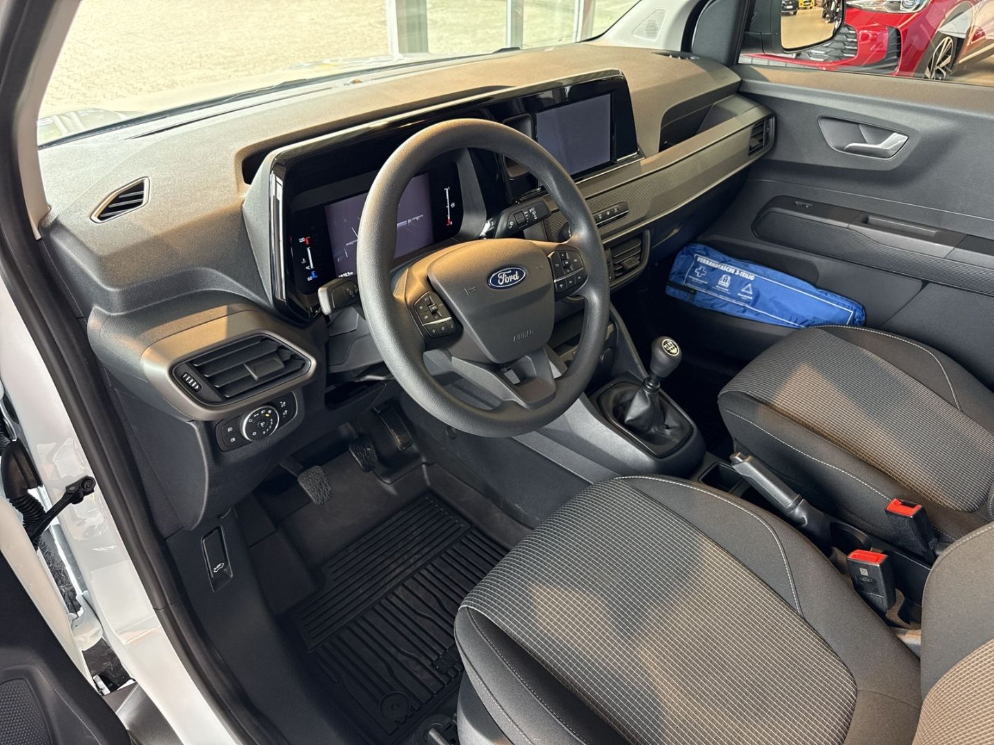 Fahrzeugabbildung Ford Transit Courier Trend Apple CarPlay Android Auto