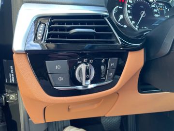 Fahrzeugabbildung BMW 520 d Lim Aut. Navi Leder LED Temp. RFK uvm.